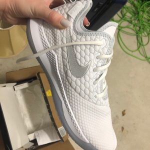 men’s lebron witnesss III basketball shoes